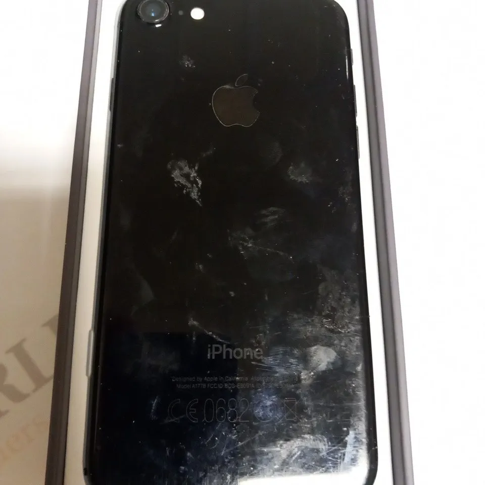 BOXED APPLE IPHONE 7 MOBILE PHONE