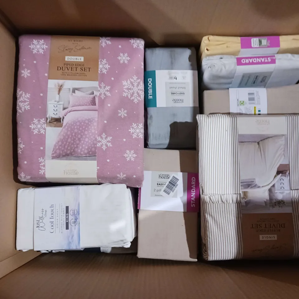 BOX OF APPROXIMATELY 15 ASSORTED BEDDING AND SOFT FURNISHING ITEMS TO INCLUDE - DUVET SETS, FITTED SHEETS, AND PILLOWCASES ETC. 