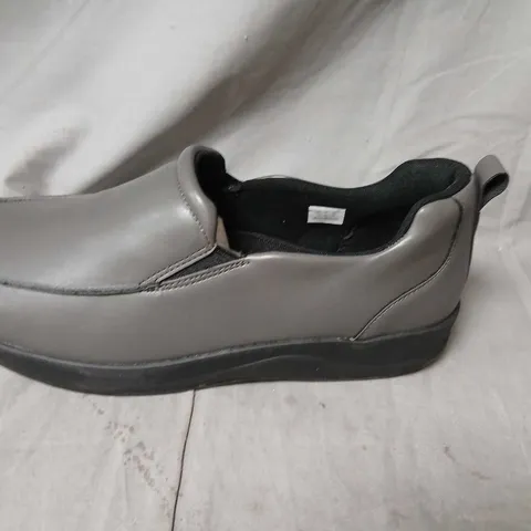 AMAZON ESSENTIALS MEN'S SLIP-ON TRAINERS – GREY, UK 9 (US 10)