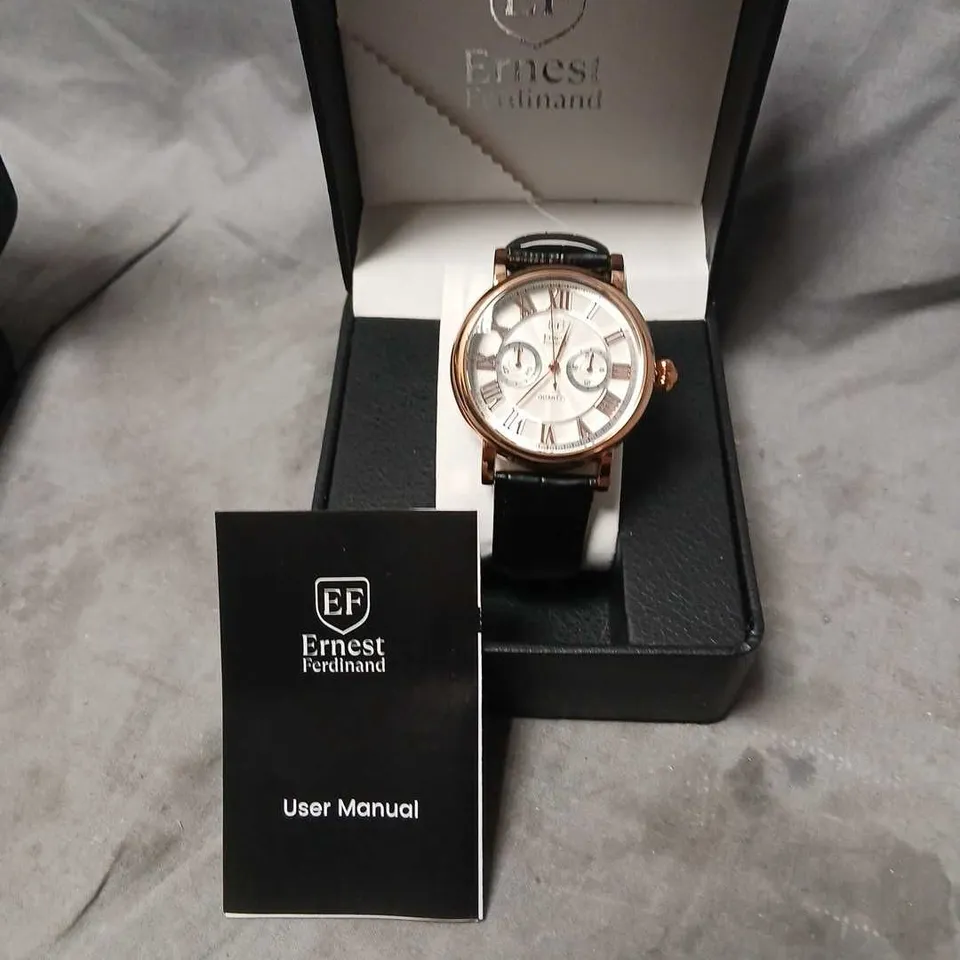 ERNEST FERDINAND WRISTWATCH – ROSE-GOLD TONE CASE, WHITE DIAL, ROMAN NUMERALS, BLACK LEATHER STRAP (BOXED)