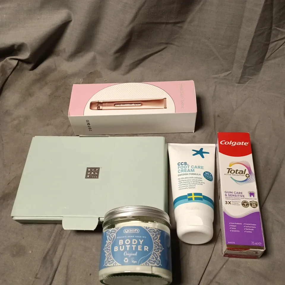 APPROXIMATELY 15 ASSORTED COSMETIC ITEMS TO INCLUDE DUAL HEAD SHAVER, RITUALS GIFT SET, FOOT CARE CREAM, COLGATE, BODY BUTTER ETC