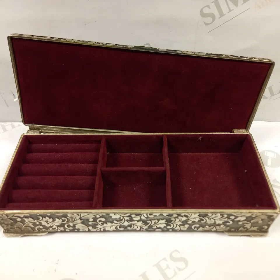 DESIGNER LEAF PATTERNED SILVER EFFECT JEWELLERY CONTAINER  