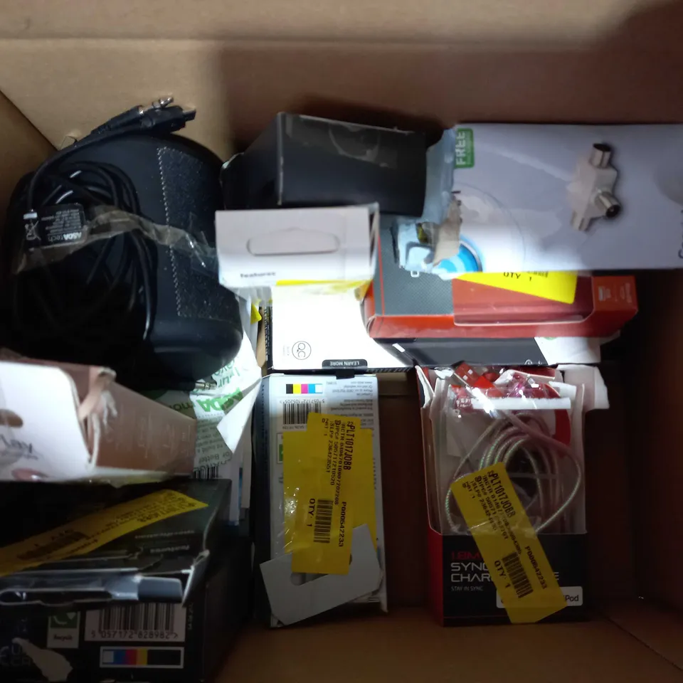 LOT OF APPROXIMATELY 20 ASSORTED HOUSEHOLD ITEMS TO INCLUDE MIXX STREAMBUDS AX TRUE WIRELESS EARBUDS, BLACKWEB SYNC AND CHARGE CABLE, BLACKWEB 3-WAY HDMI SELECTOR, ETC
