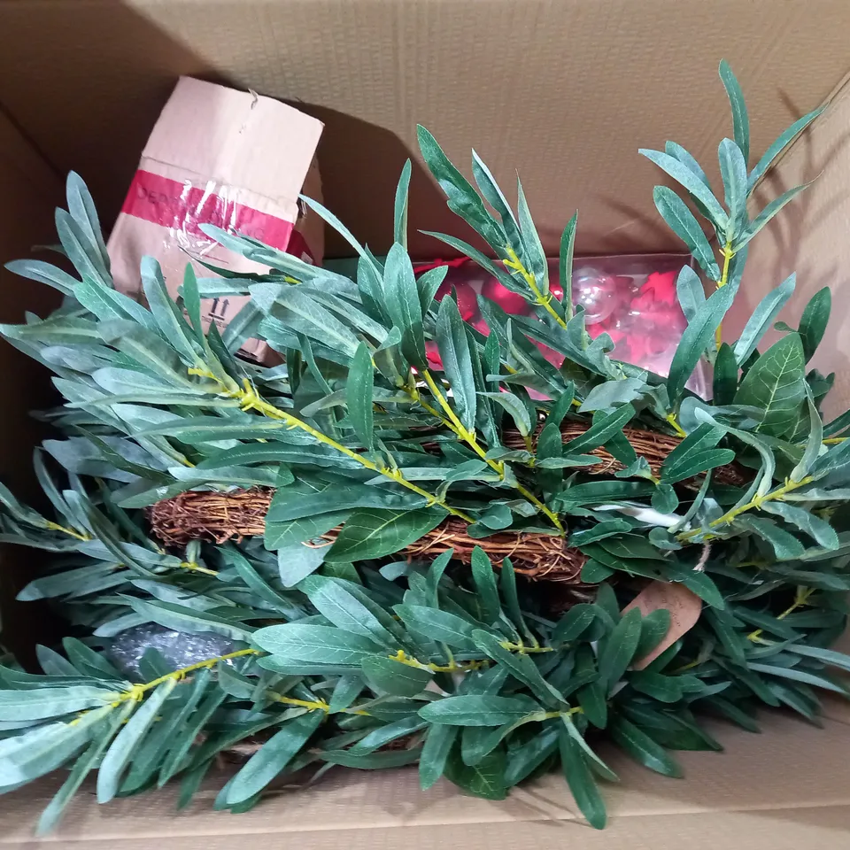 BOX OF APPROX 10 ASSORTED ITEMS TO INCLUDE - BELL WREATH - CUSHION GRINCH FACE - CAT SANTA MUG ECT