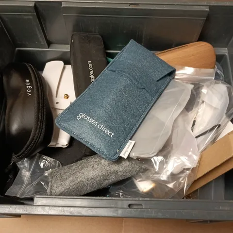 APPROXIMATELY 15 ASSORTED GLASSES/SUNGLASSES IN VARIOUS DESIGNS 