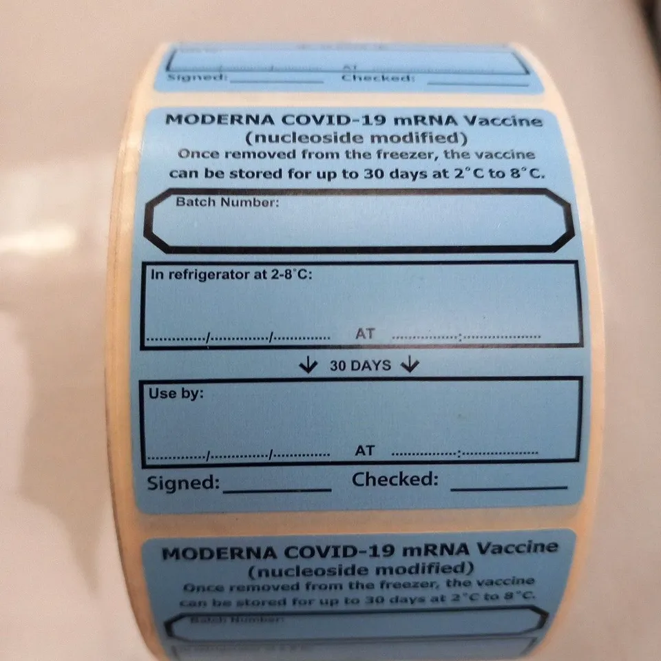 PALLET OF APPROXIMATELY 8 WHITE CERAMIC CISTERN UNITS WITH CHROME FLUSH HANDLES AND LARGE QUANTITY OF CO-VID19 VACCINE LABELS 