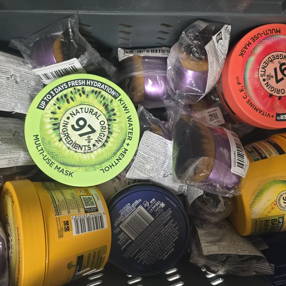 APPROXIMATELY 15 ASSORTED COSMETIC ITEMS INCLUDING VARIOUS MAKES AND BRANDS - COLLECTION ONLY