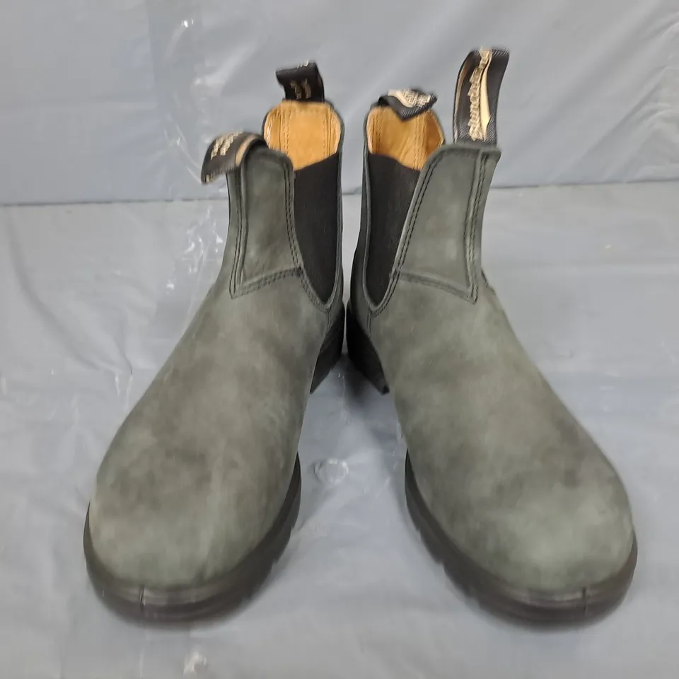 PAIR OF BLUNDSTONE LEATHER SLIP ON BOOTS IN GREY - SIZE 5