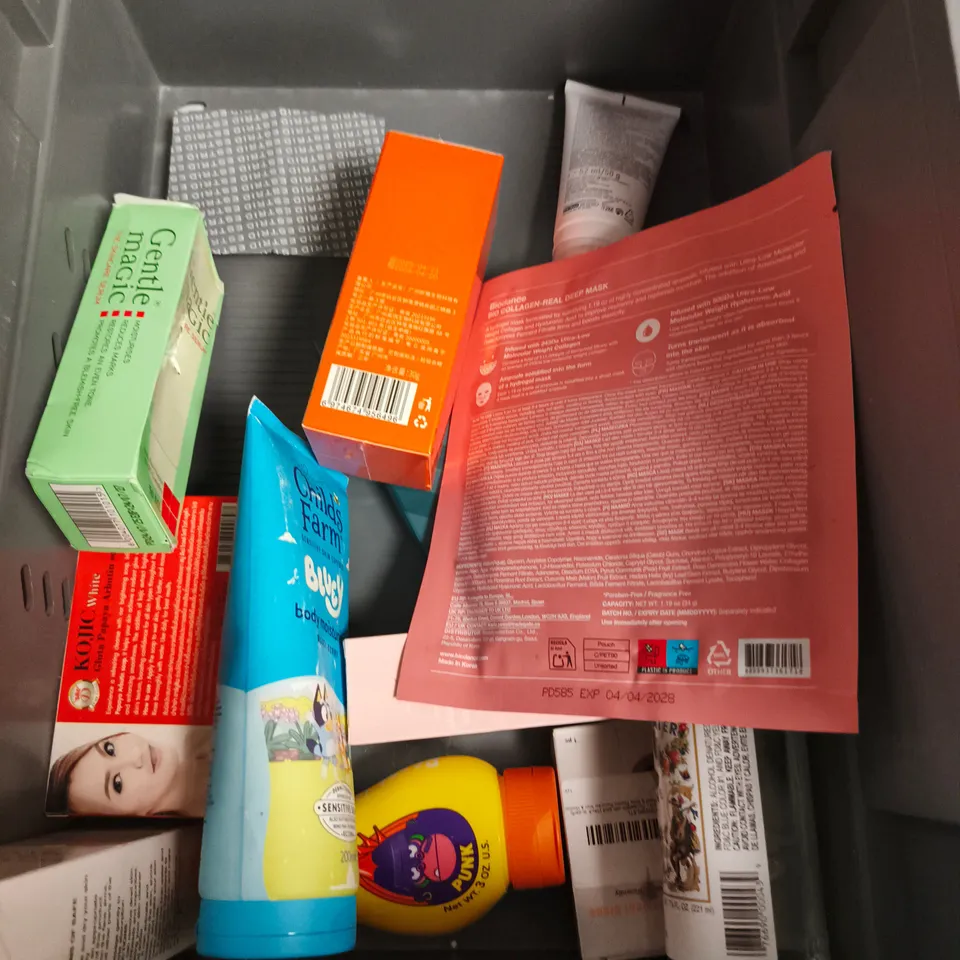 APPROXIMATEY 20 ASSORTED HEALTH AND BEAUTY PRODUCTS TO INCLUDE - JOHN FRIEDA FRIZZ EASE SHAMPOO & CONDITIONER - PALMER'S COCONUT BODY LOTION - JOHNSON'S BABY WASH - ETC