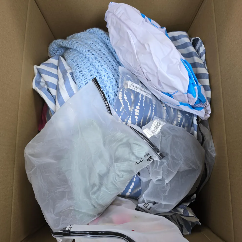 BOX OF APPROXIMATELY 15 ASSORTED ITEMS INCLUDING CUCOO HIGH HEELS, UNO K-POP DEMON HUNTERS AND AN ELECTRONIC LUGGAGE SCALE