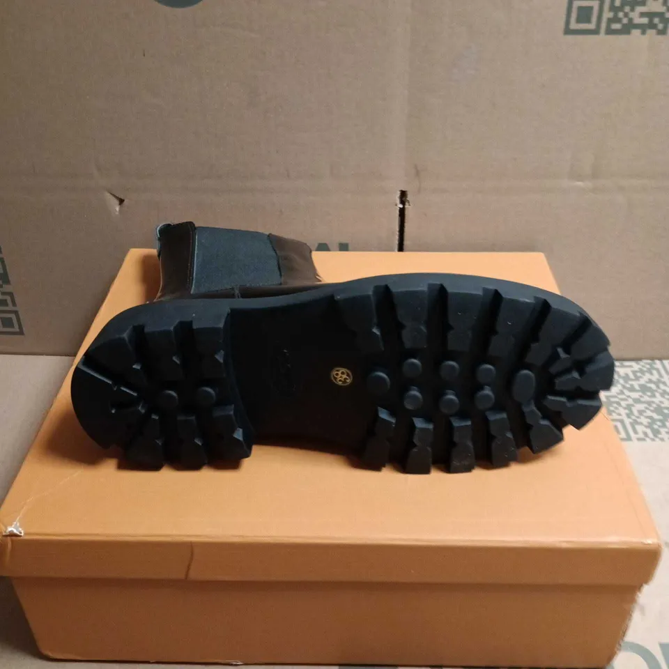 BOXED PAIR OF TOD'S BOOTS IN BLACK - 5