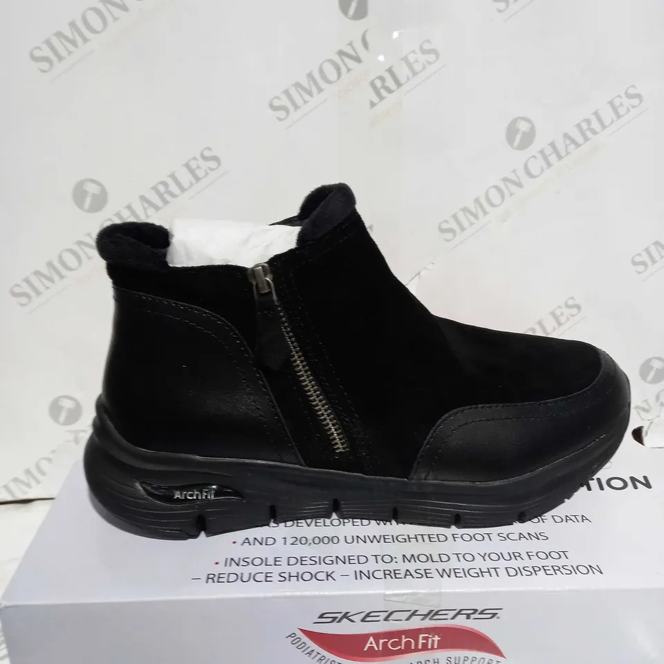 BOXED SKECHERS ARCH FIT SMOOTH ZIP BOOTS, BLACK - SIZE 6.5