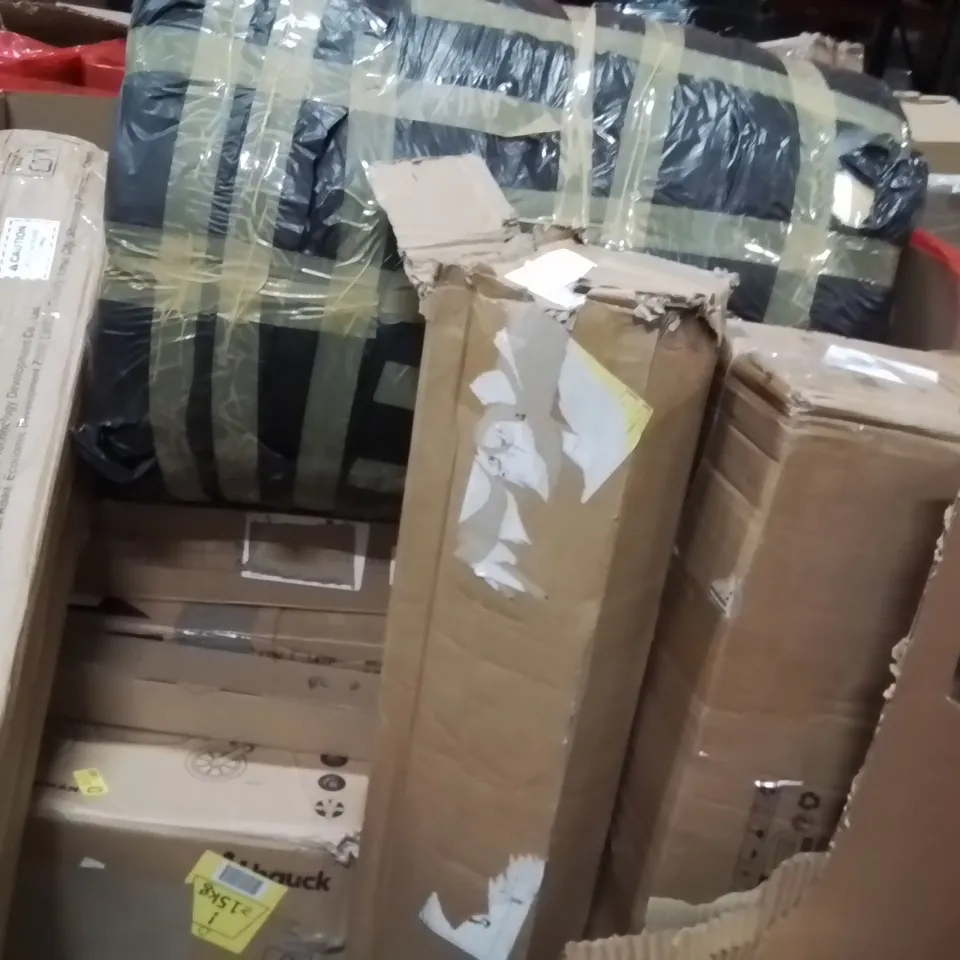 PALLET OF ASSORTED HOUSEHOLD GOODS AND PRODUCTS TO INCLUDE;RUG,HAMPER BASKET,WREATH