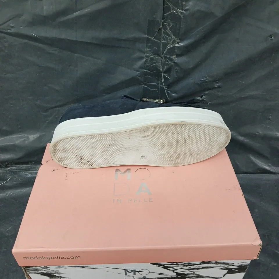 BOXED PAIR OF MODA IN PELLE TASSLE TRAINER NAVY 