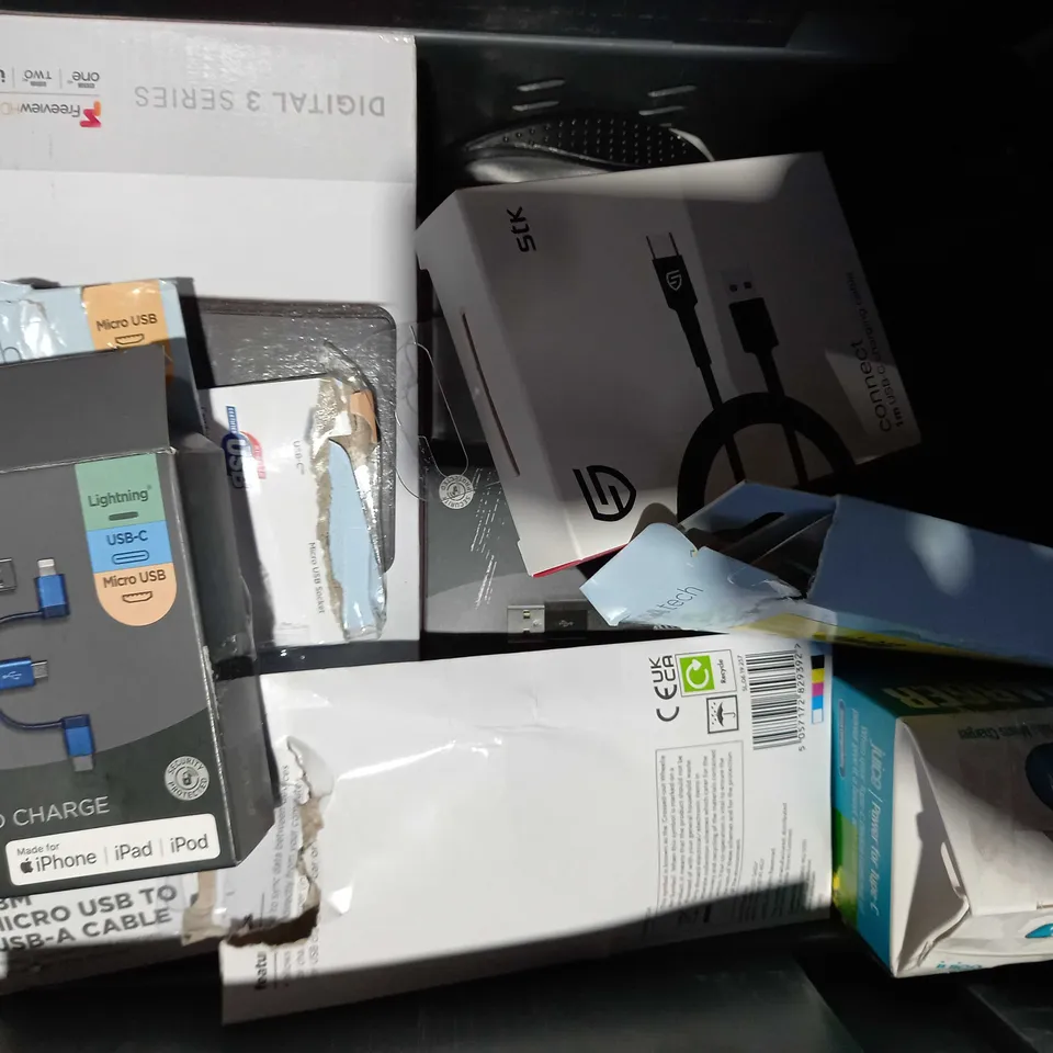 LOT OF 15 ASSORTED ELECTRICAL ITEMS, TO INCLUDE EARPHONES, CHARGER, ETC
