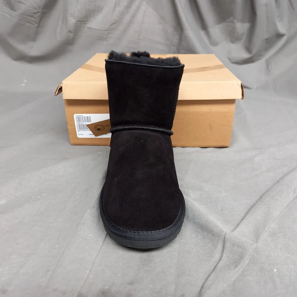 BONOVA SHEEPSKIN METALLIC HEEL BOOT IN BLACK SIZE 7