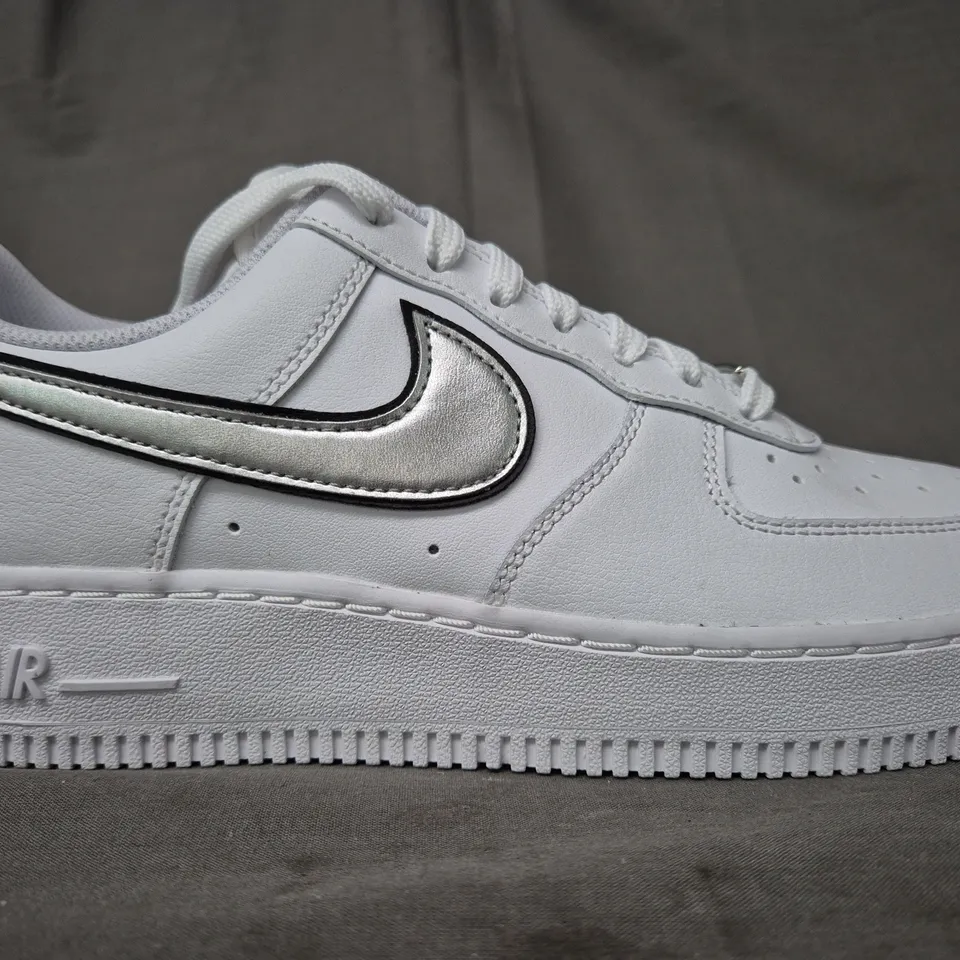 BOXED PAIR OF NIKE WOMEN'S AIR FORCE 1 '07 ESS SHOES IN WHITE/METALLIC SILVER UK SIZE 6