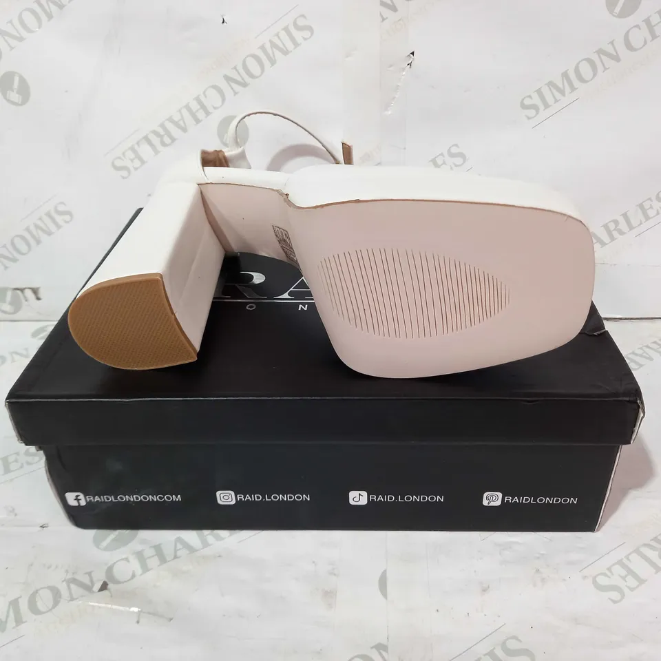 BOXED PAIR OF RAID SHERYL CHUNKY HEELS IN WHITE UK SIZE 7