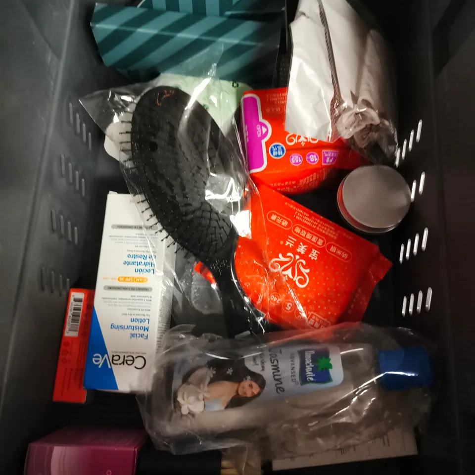 APPROXIMATEY 20 ASSORTED HEALTH AND BEAUTY PRODUCTS TO INCLUDE - CERAVE BLEMISH CONTROL CLEANSER - AVEENO MOISTURISING LOTION - HEATLESS HAIR CURLER SET - ETC