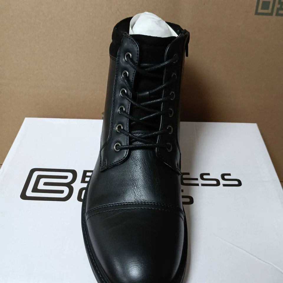 BOXED PAIR OF BUSINESS CLASS BENNETT LEATHER BOOTS - UK SIZE 10  