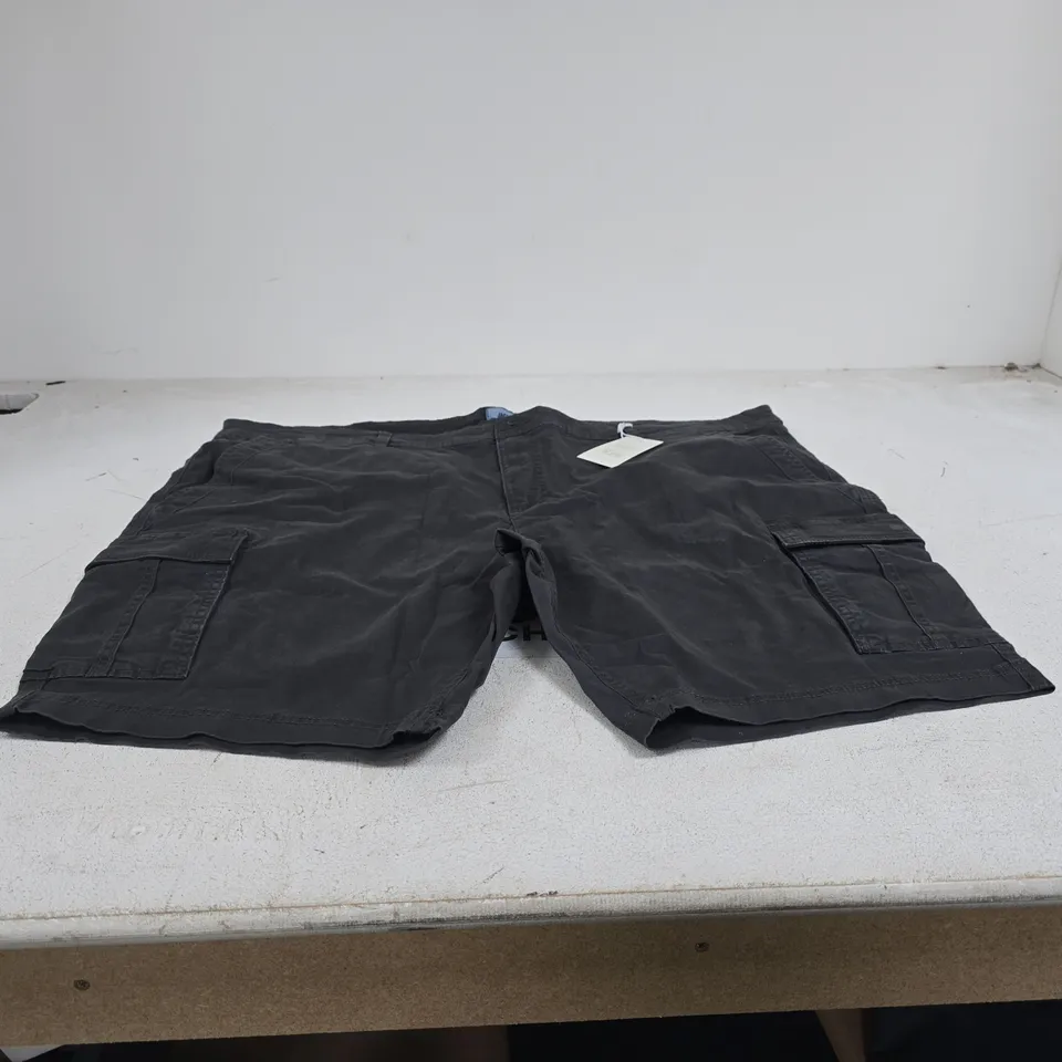 JACAMO CHARCOAL CARGO SHORTS SIZE 50