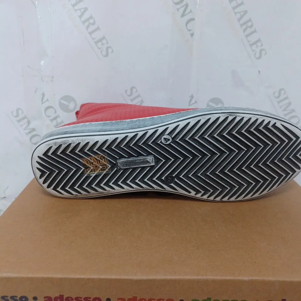 BOXED PAIR OF ADESSO BOOTS IN RED SIZE 7