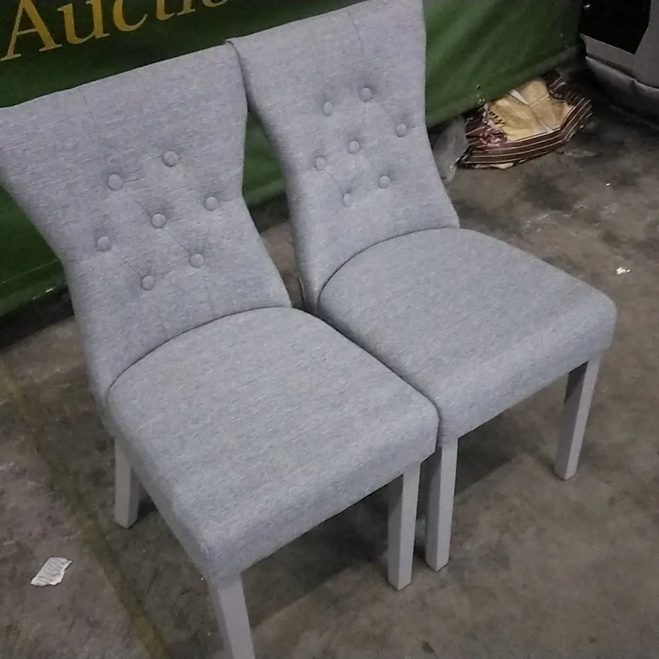 SET OF 2 LIGHT GREY FABRIC BUTTONBACK DINING CHAIRS WITH GREY WOODEN LEGS