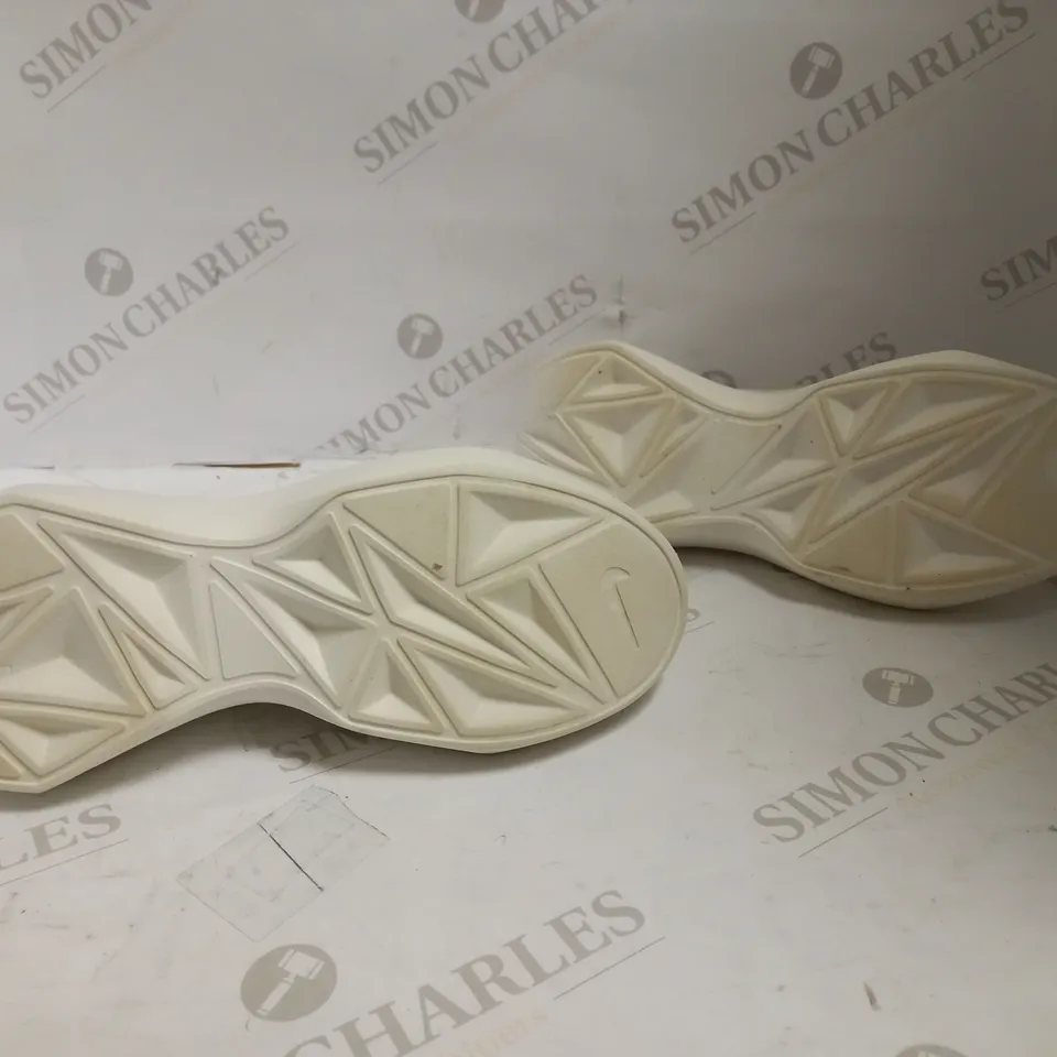 NIKE WHITE/PINK FOAM RUNNING SHOES - NO BOX 