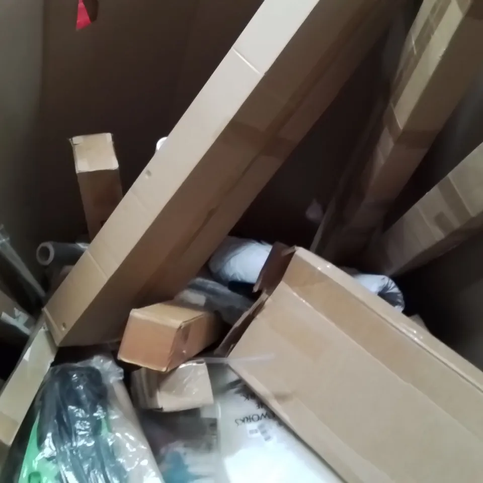PALLET OF ASSORTED HOUSEHOLD GOODS AND PRODUCTS TO INCLUDE;DOG STAIRS,GOLF PUTTER,RETRACTABLE GATE,
