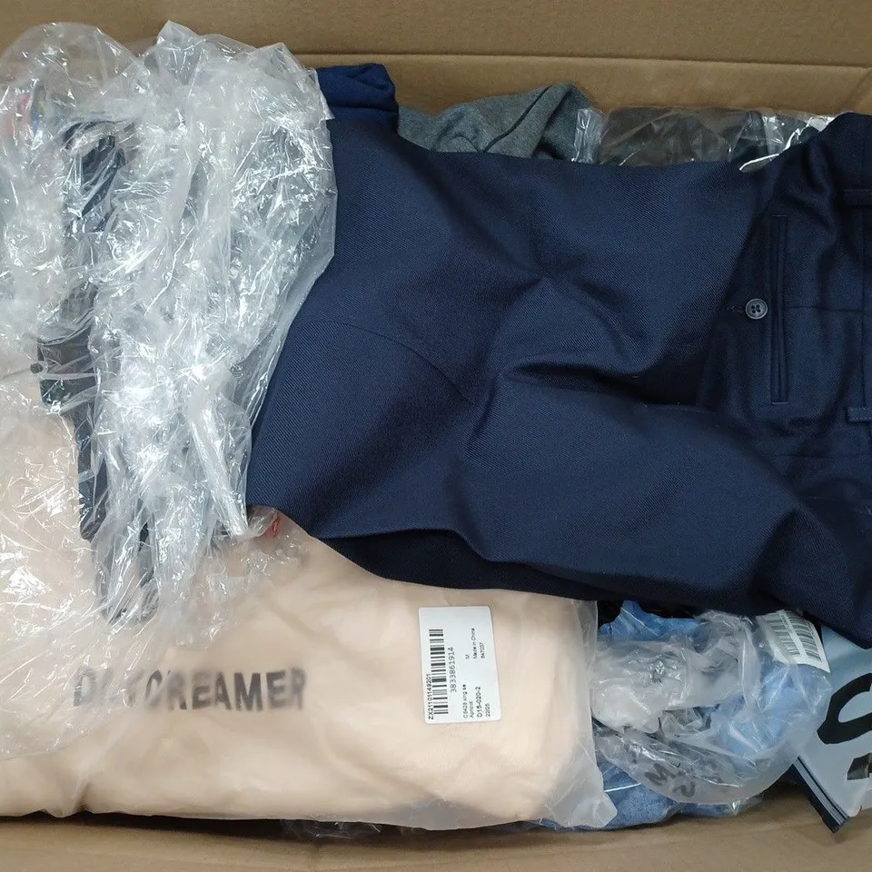 LARGE QUANTITY OF CLOTHING ITEMS TO INCLUDE DRESSES, SWEATERS, JEANS, T-SHIRTS, ETC