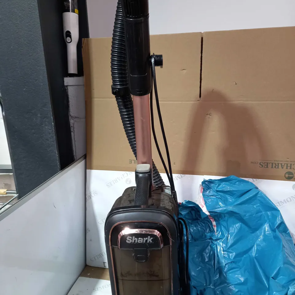 SHARK DUOCLEAN POWERED LIFT-AWAY AZ950UKT VACUUM CLEANER