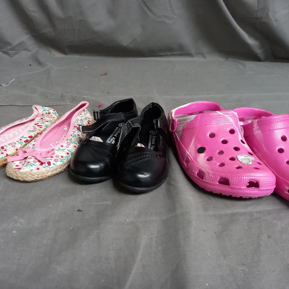 APPROXIMATELY 14 ASSORTED KIDS PAIRS OF SHOES IN VARIOUS COLOURS, STYLES, AND SIZES
