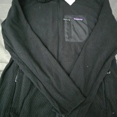 PATAGONIA LONG SLEEVE HOODED FLEECE IN BLACK SIZE LARGE