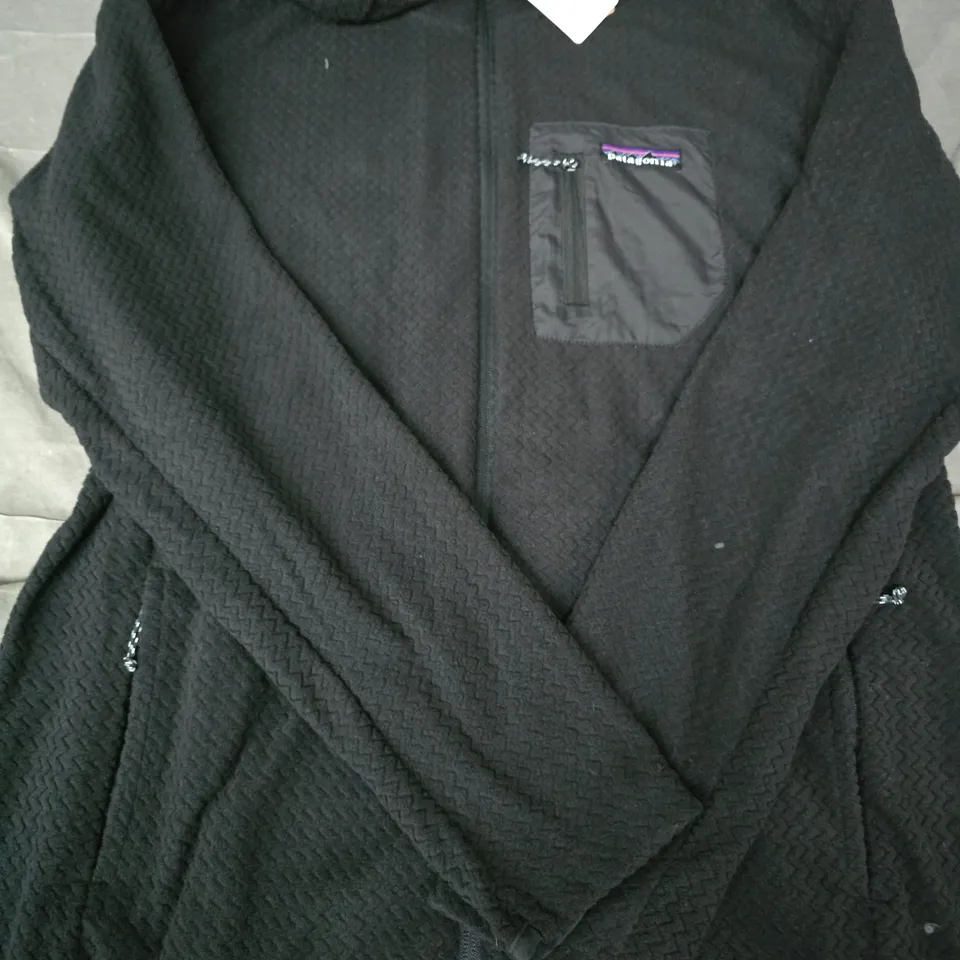 PATAGONIA LONG SLEEVE HOODED FLEECE IN BLACK SIZE LARGE