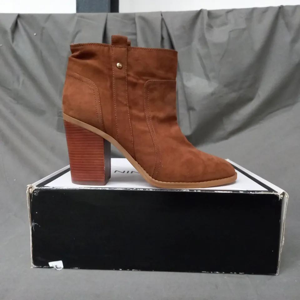 BOXED PAIR OF NINE WEST HAYNES BLOCK HEEL ANKLE BOOTS IN BROWN - ODD SIZES