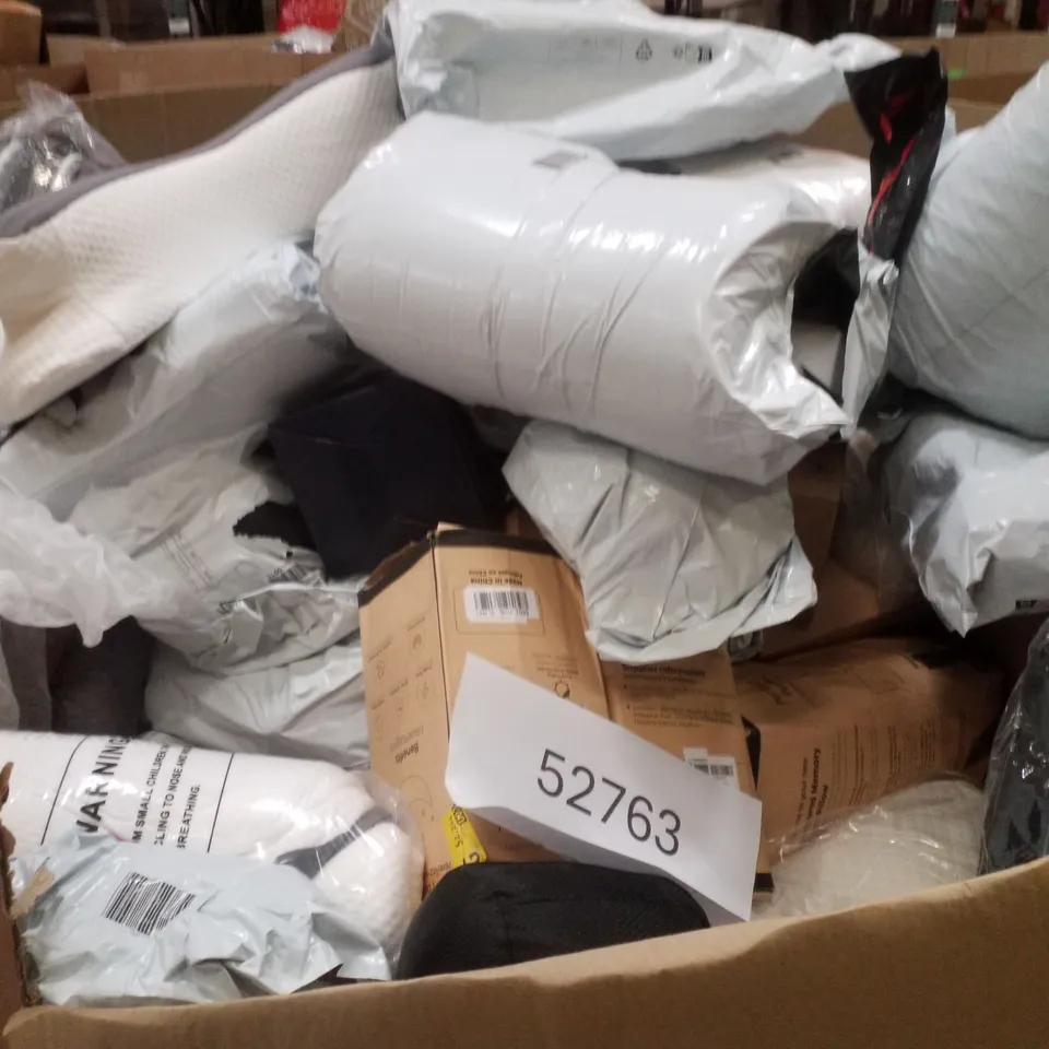 PALLET CONTAINING ASSORTED PILLOWS & CUSHIONS