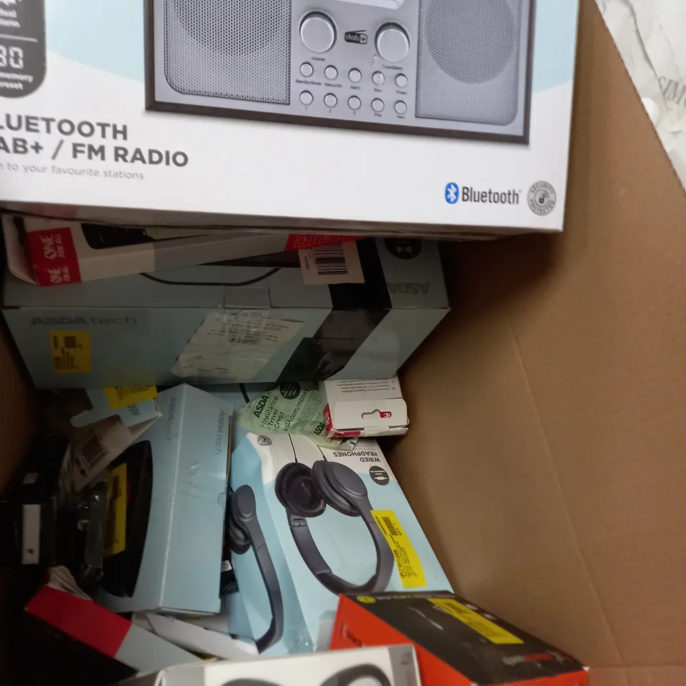 BOX OF APPROXIMETLY 20 ITEMS TO INCLUDE RADIOS, MOUSE, EARPHONES ETC 