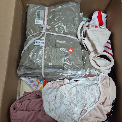 A BOX OF APPROXIMATELY 25 ASSORTED CLOTHING ITEMS