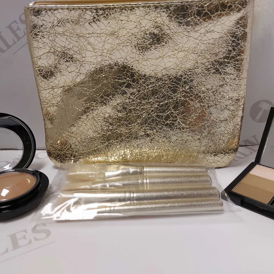 BOX OF APPROX 8 M.A.C MAKE UP ITEMS TO INCLUDE SNOWBALL BRUSH KIT, COSMIC FORCE BLUSH AND GREAT BROWS IN FLING 