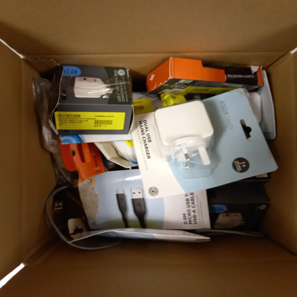LOT OF APPROXIMATELY 16 ASSORTED CABLES AND PLUGS TO INCLUDE BLACKWEB SYNC AND CHARGE CABLE (6FT), DUAL USB MAINS CHARGER, USB-C AND USB-A 36W CHARGING PLUG, ETC