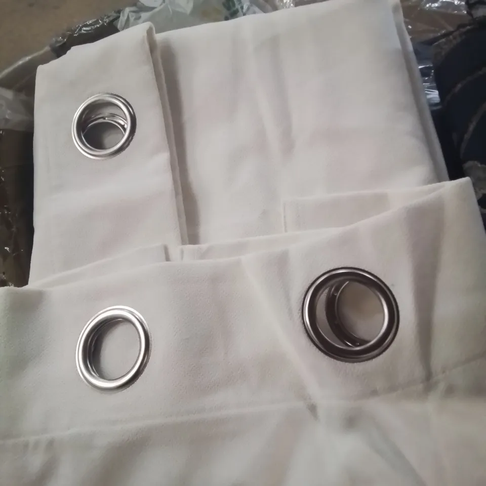 LOT CONTAINING VARIOUS CURTAINS (SIZES AND COLOURS VARY)