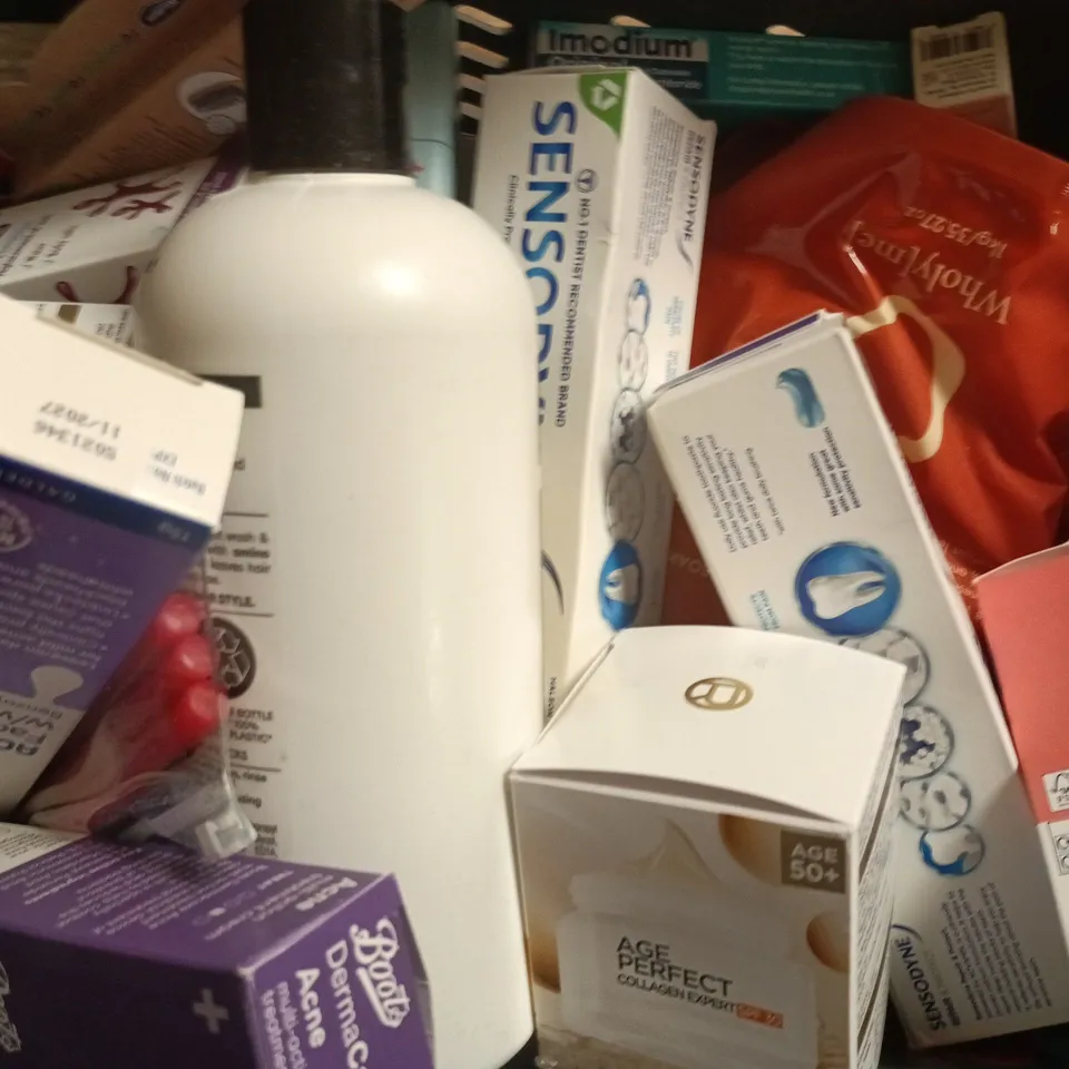 APPROXIMATELY 20 ASSORTED COSMETIC ITEMS INCLUDING VARIOUS MAKES AND BRANDS - COLLECTION ONLY