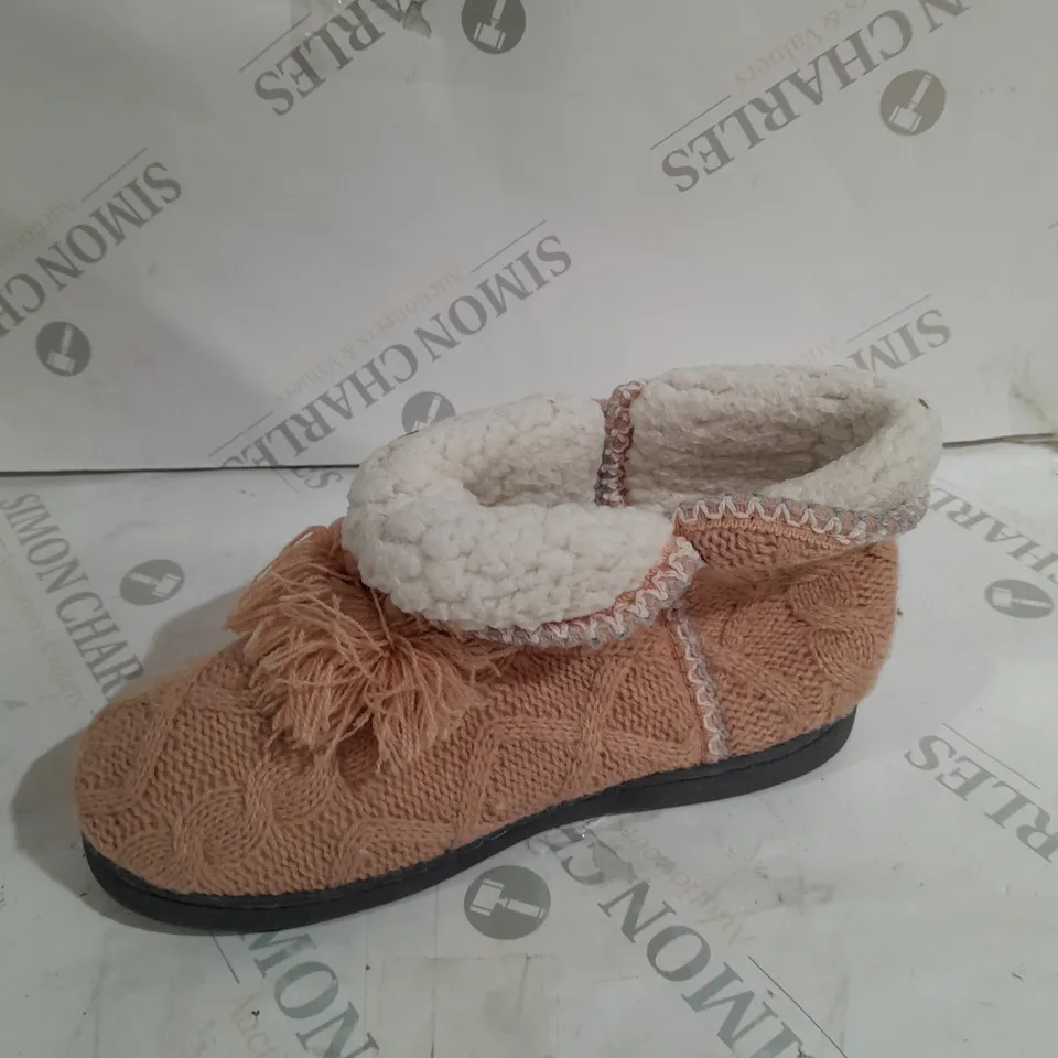 PAIR OF MUK LUKS LINA SLIPPER BOOTS IN ROSE SIZE UK 4