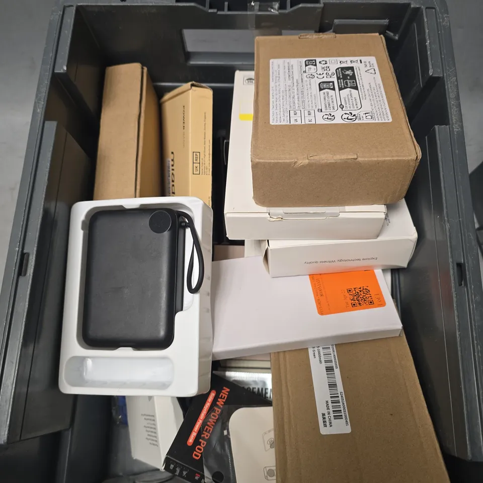 APPROXIMATELY 15 ASSORTED SMARTPHONE ACCESSORIES TO INCLUDE CHARGING CABLES, POWERBANKS, PHONE BRACKET ETC 