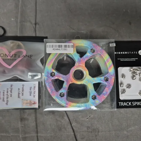 APPROXIMATELY 10 ASSORTED HOUSEHOLD ITEMS TO INCLUDE COCONUT LANE CHERRY BAG CHARM, HIGHER STATE TRACK SPIKES ETC