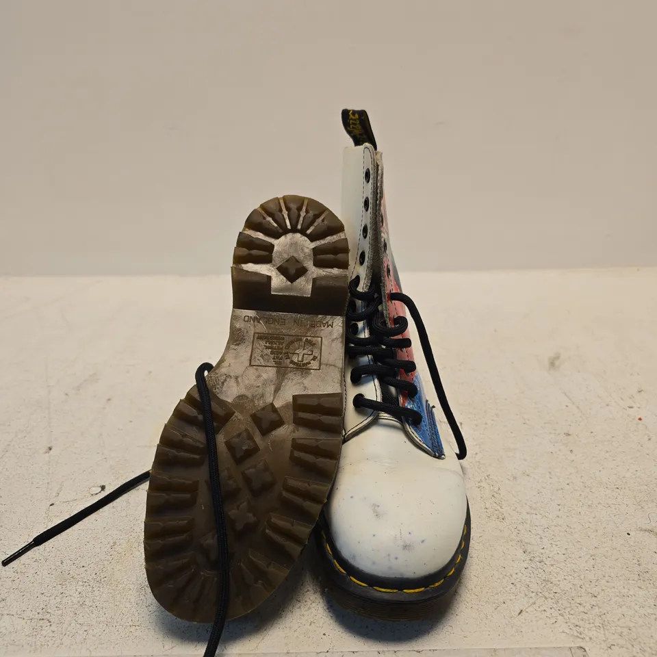 DR. MARTENS WHITE HIGH-TOP BOOTS – UK 6 (EU 39) – PRINT DESIGN
