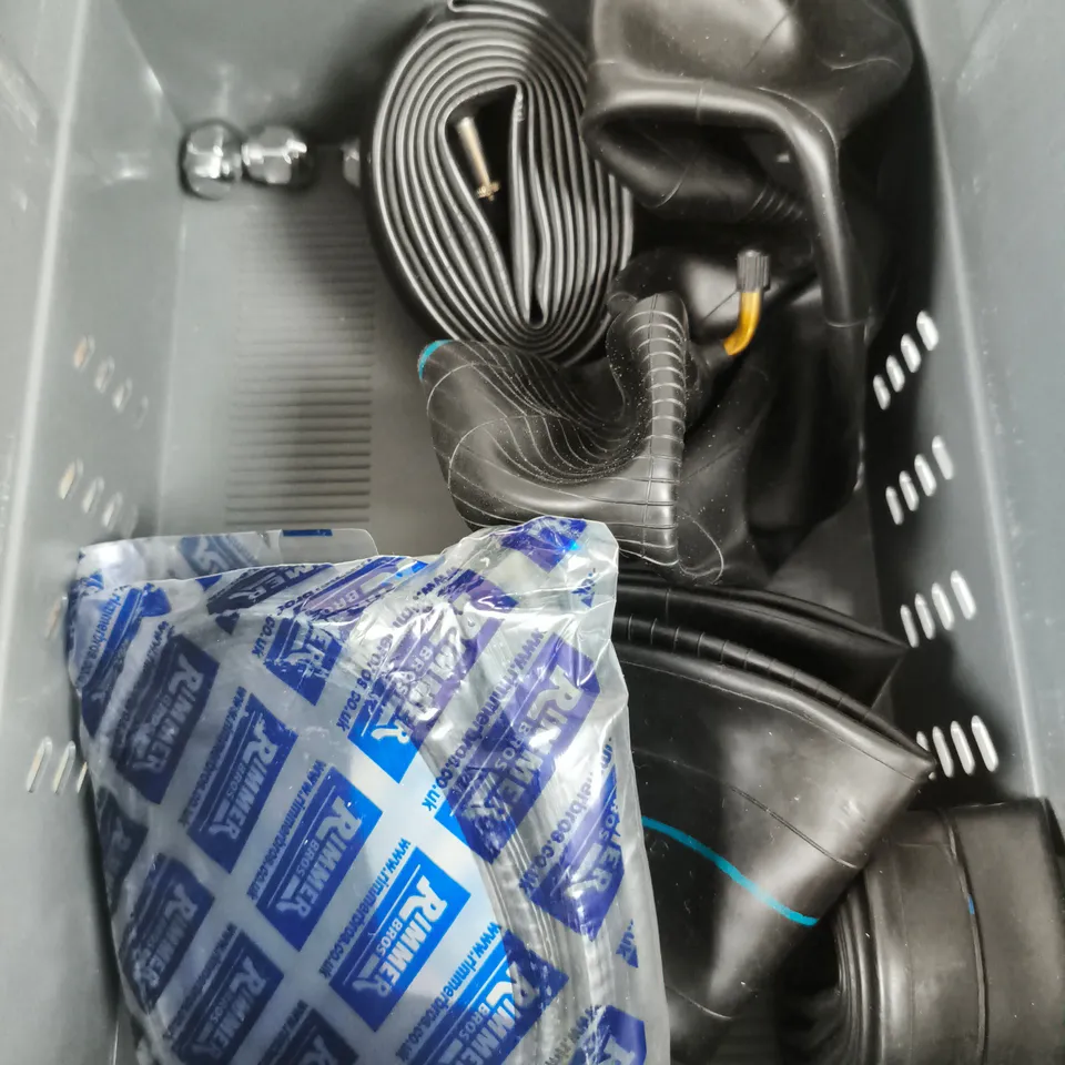 APPROXIMATELY 10 ASSORTED VEHICLE PARTS/ACCESSORIES TO INCLUDE INNER TUBES, MICROFIBER CLOTH, FUEL MIXING BOTTLE ETC