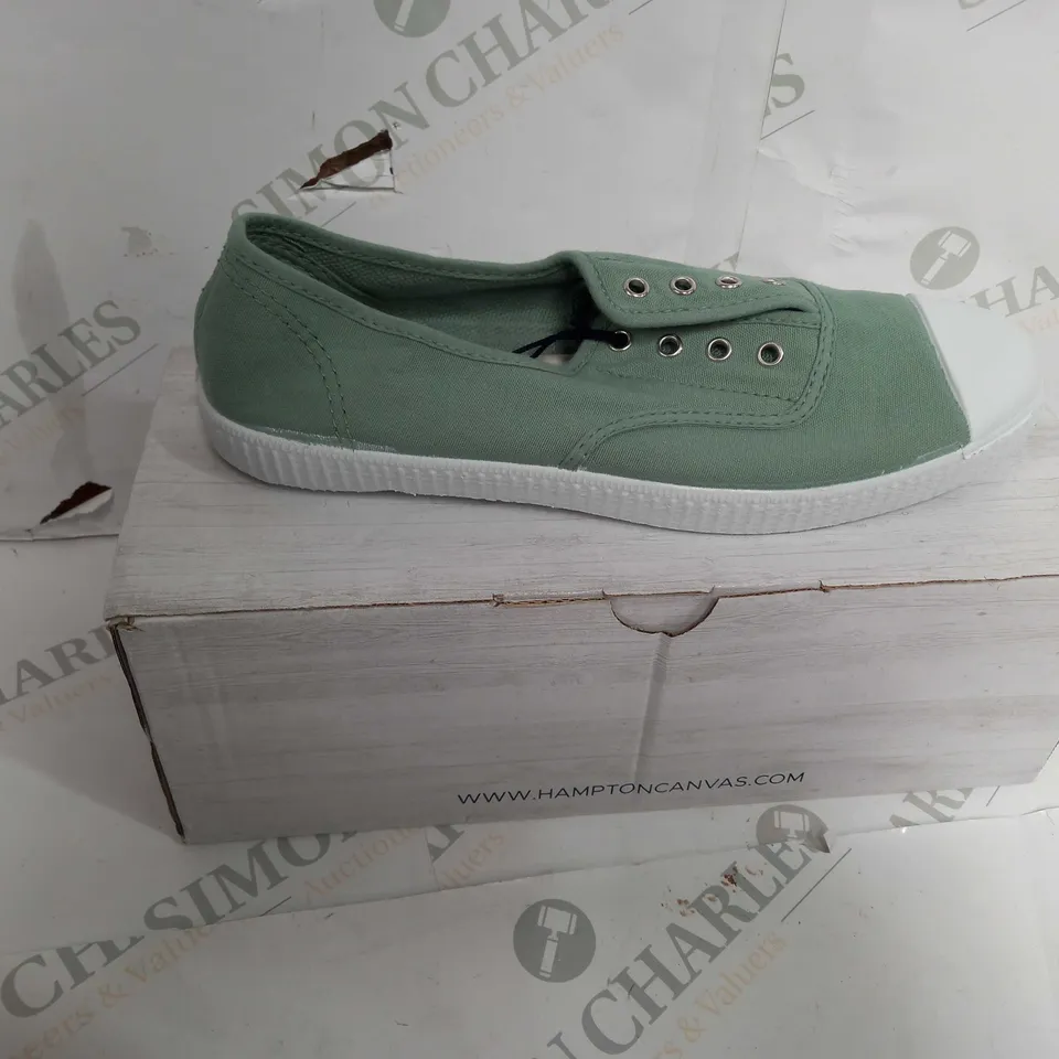 BOXED PAIR OF HAMPTON CANVAS SHOES IN GREEN - EU SIZE 38