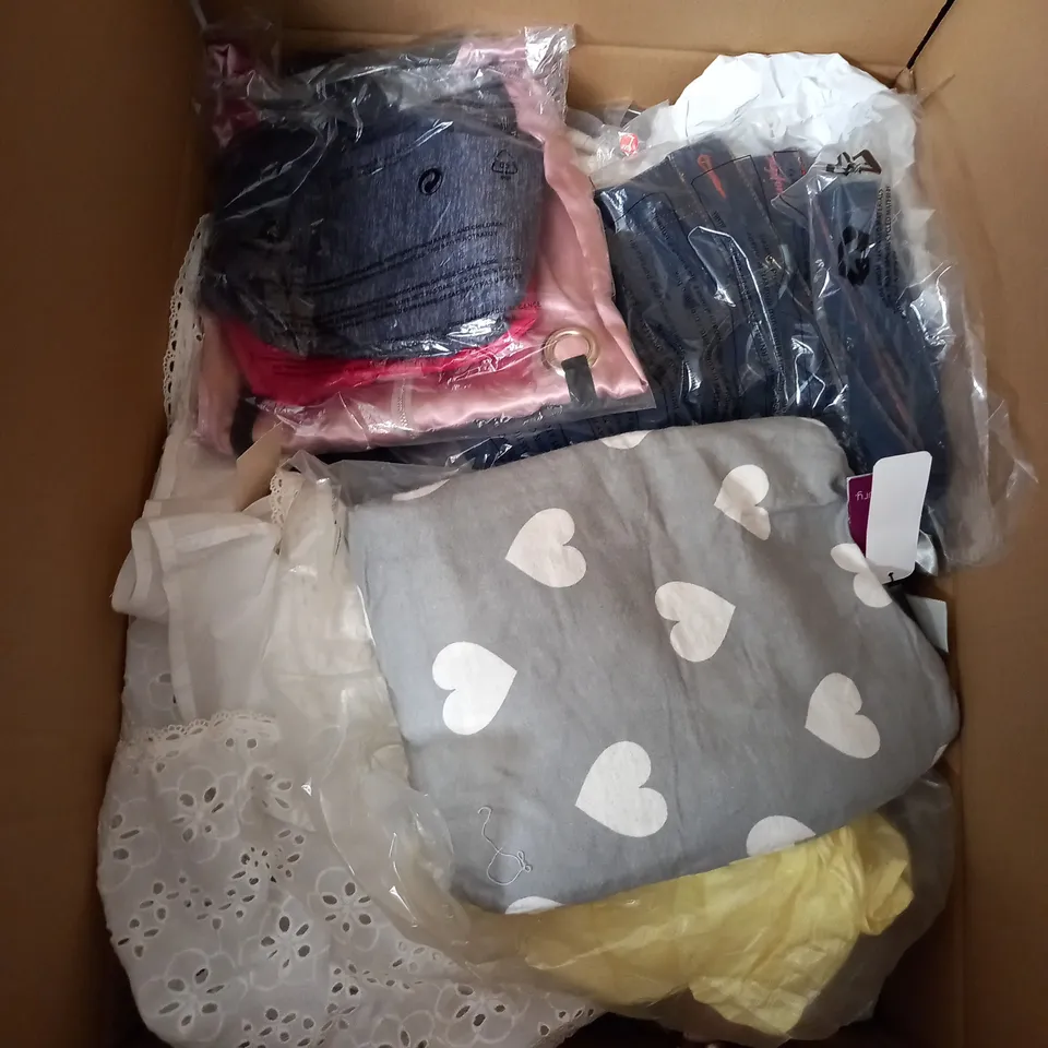 LARGE QUANTITY OF CLOTHING ITEMS TO INCLUDE DRESSES, SWEATERS, JEANS, T-SHIRTS, ETC