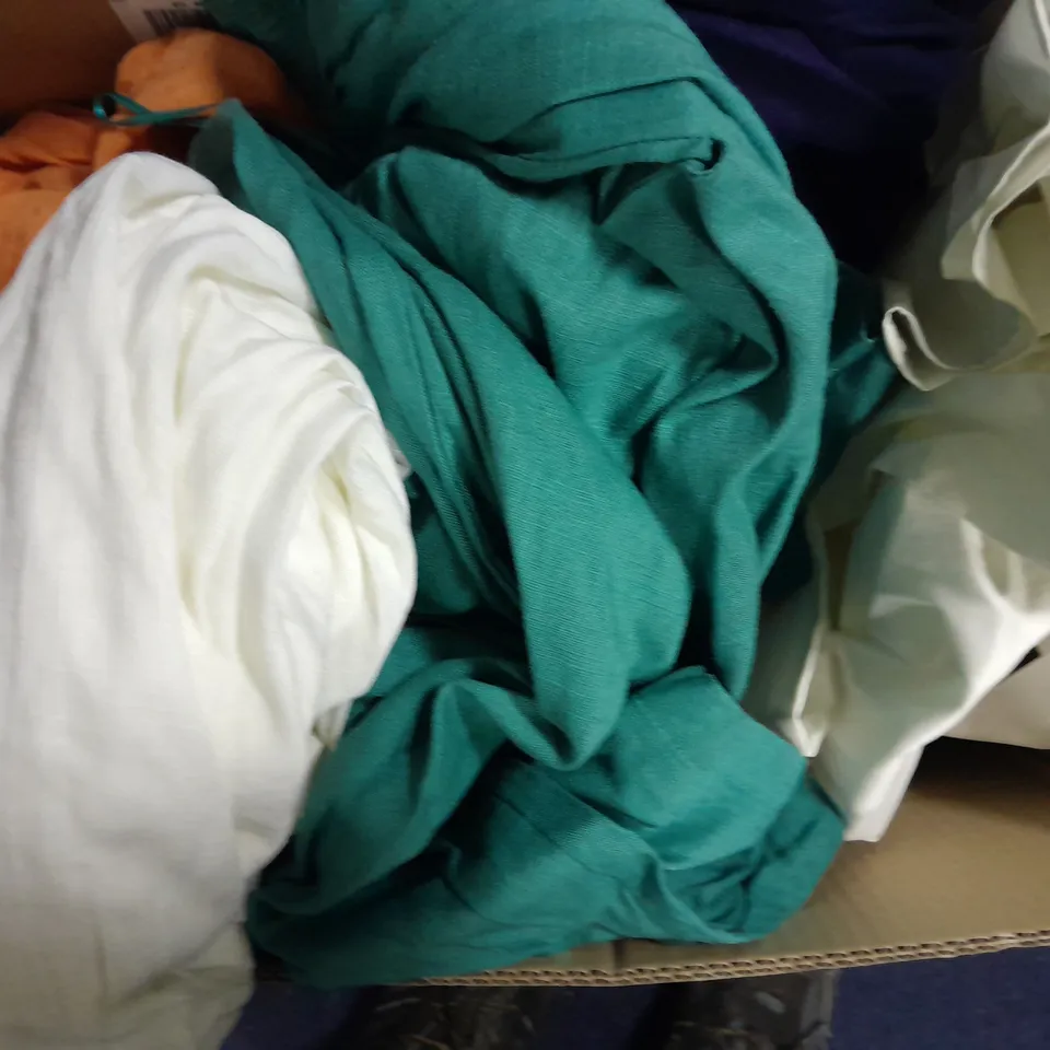 APPROXIMATELY 20 ASSORTED CLOTHING ITEMS TO INCLUDE DRESSES, TOPS, PANTS, ETC